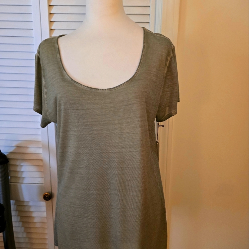 Crosby Flared Scoop Neck Tee/ Sides Are Sequin Sage Green Size (Med)